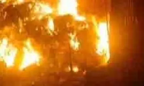 Lucknow:3 मंजिला बिल्डिंग में लगी भीषण आग, 5 फायरमैन घायल Lucknow:3 मंजिला बिल्डिंग में लगी भीषण आग, 5 फायरमैन घायल