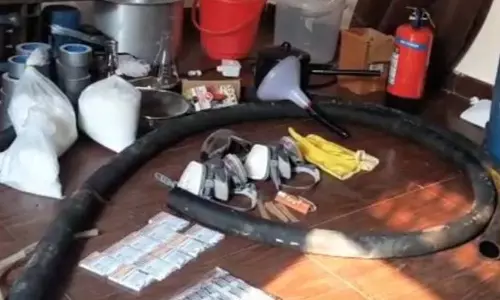 ड्रग नेटवर्क ध्वस्त, कोकीन हेरोइन और गांजा के साथ 26 विदेशी नागरिक गिरफ्तार ड्रग नेटवर्क ध्वस्त, कोकीन हेरोइन और गांजा के साथ 26 विदेशी नागरिक गिरफ्तार