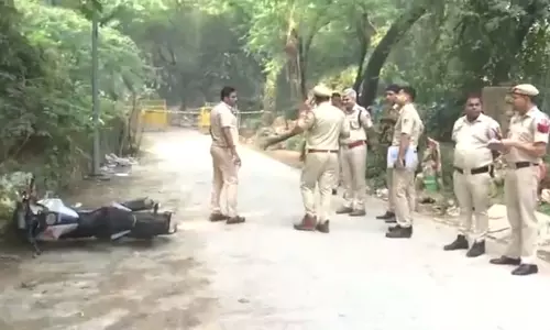 पुलिस और अपराधी के बीच गोलीबारी: 2 पुलिसकर्मियों की बुलेटप्रूफ जैकेट में गोली लगी, एक कांस्टेबल के हाथ में चोट पुलिस और अपराधी के बीच गोलीबारी: 2 पुलिसकर्मियों की बुलेटप्रूफ जैकेट में गोली लगी, एक कांस्टेबल के हाथ में चोट