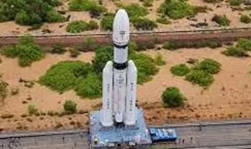 ISRO: भारतीय एस्ट्रोनॉट्स को स्पेस में ले जाने वाला HMLV-III, 65 फीट ऊंचे रॉकेट मॉडल की पहली झलक ISRO: भारतीय एस्ट्रोनॉट्स को स्पेस में ले जाने वाला HMLV-III, 65 फीट ऊंचे रॉकेट मॉडल की पहली झलक
