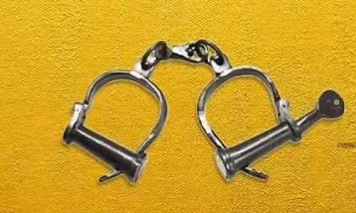 Tamil Nadu : 2 करोड़ के ज़मीन हड़पने के मामले में दो और लोग गिरफ्तार Tamil Nadu : 2 करोड़ के ज़मीन हड़पने के मामले में दो और लोग गिरफ्तार