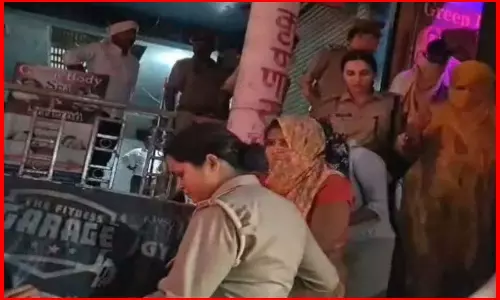पुलिस ने बड़ी कार्रवाई की, लड़कियां और लड़के संदिग्ध अवस्था में मिले