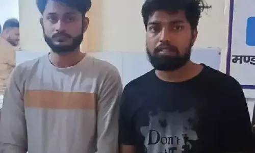 लड़कियों से छेड़खानी करने वाले युवकों को पुलिस ने गिरफ्तार किया, लंगड़ाते हुए चलते दिखाई दिए लड़कियों से छेड़खानी करने वाले युवकों को पुलिस ने गिरफ्तार किया, लंगड़ाते हुए चलते दिखाई दिए