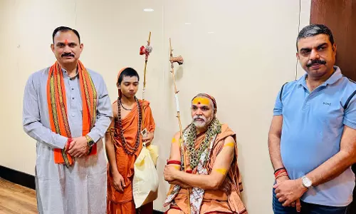 मंत्री श्याम बिहारी जायसवाल ने रायपुर एयरपोर्ट में शंकराचार्य स्वामी अविमुक्तेश्वरानंद सरस्वती का लिया आशीर्वाद