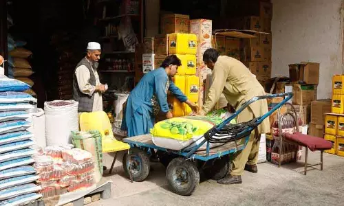 डब्ल्यूएफपी ने काबुल में खाद्य और ईंधन की कीमतों में वृद्धि की चेतावनी दी डब्ल्यूएफपी ने काबुल में खाद्य और ईंधन की कीमतों में वृद्धि की चेतावनी दी