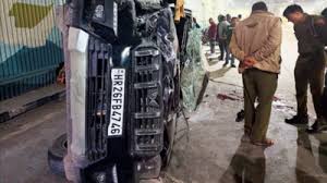 Gurugram सेक्टर 38 अंडरपास में स्टील का ढांचा गिरा, कार क्षतिग्रस्त