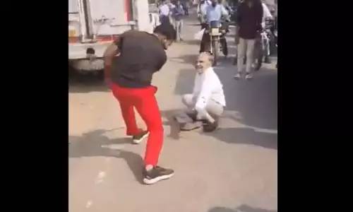बुजुर्ग की दिनदहाड़े पिटाई का LIVE वीडियो, लोग भड़के