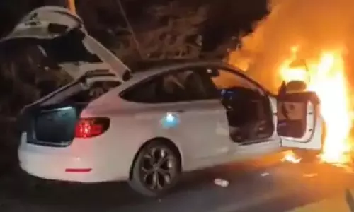 Rajasthan :चलती BMW कार में लगी भयंकर आग