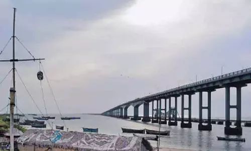 बंगाल की खाड़ी में चक्रवात की चेतावनी जारी : 9 बंदरगाहों पर चक्रवात की चेतावनी जारी बंगाल की खाड़ी में चक्रवात की चेतावनी जारी : 9 बंदरगाहों पर चक्रवात की चेतावनी जारी