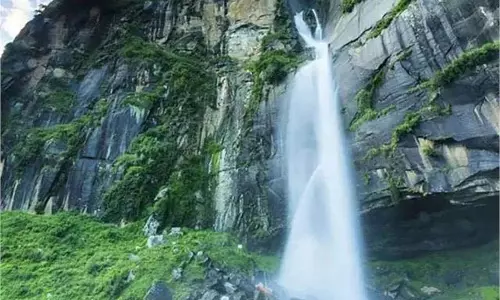 Himachal: जोगनी वाटरफॉल पैर फिसलने से युवक खाई में जा गिरा,घायल