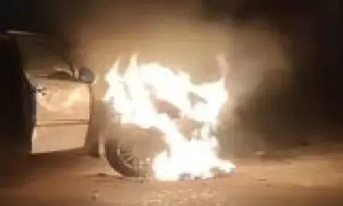 Farrukhabad: स्विफ्ट कार में भीषण आग, इलाके में अफरा-तफरी
