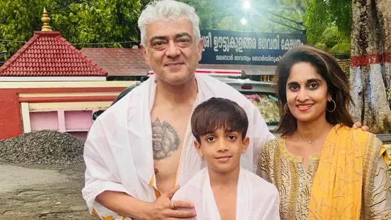 Ajith Kumar ने पत्नी शालिनी और बेटे के साथ मंदिर में पहली बार अपनी छाती पर बना टैटू दिखाया Ajith Kumar ने पत्नी शालिनी और बेटे के साथ मंदिर में पहली बार अपनी छाती पर बना टैटू दिखाया