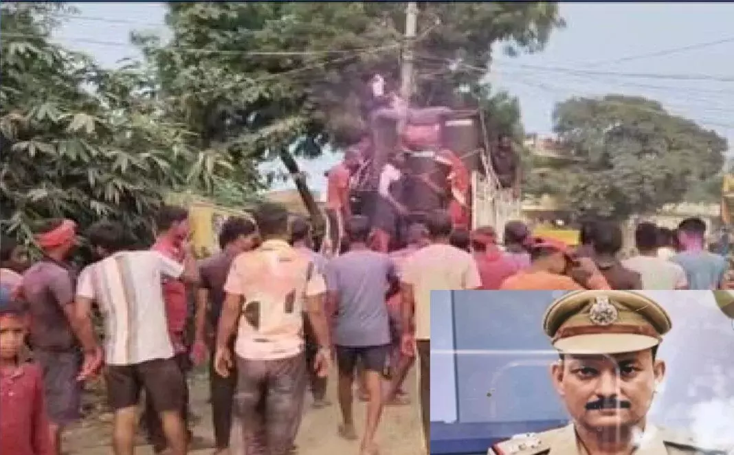 Ballia: मूर्ति विसर्जन के दौरान घायल हुए पुलिस अधिकारी Ballia: मूर्ति विसर्जन के दौरान घायल हुए पुलिस अधिकारी