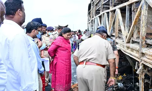 Andhra बस त्रासदी: 19 लोगों की मौत पर सरकार सख्त, 16 जांच दल बनाए गए