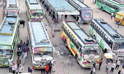 कुरनूल बस हादसे के बाद राज्य सरकार जागी: शहर में अचानक ऑपरेशन, 25 से ज़्यादा प्राइवेट बसें ज़ब्त