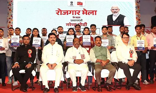 Indore : जॉब फेयर में 102 युवाओं को मिले नियुक्ति पत्र Indore : जॉब फेयर में 102 युवाओं को मिले नियुक्ति पत्र