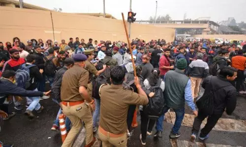 शिक्षा मंत्री के बंगले के बाहर भारी हंगामा, टीचर भर्ती मामले में सुनवाई टलने पर भड़के अभ्यर्थी शिक्षा मंत्री के बंगले के बाहर भारी हंगामा, टीचर भर्ती मामले में सुनवाई टलने पर भड़के अभ्यर्थी