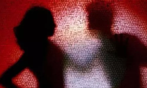 महिला ने बेटी की मौत को बताया हत्या, पति पर गला घोंटने का आरोप