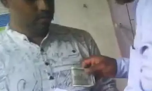 रिश्वतखोर कंप्यूटर ऑपरेटर, किसान त्रस्त रिश्वतखोर कंप्यूटर ऑपरेटर, किसान त्रस्त
