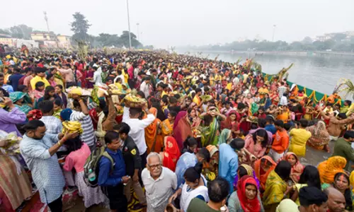 Bihar में चार दिवसीय छठ पर्व जारी Bihar में चार दिवसीय छठ पर्व जारी