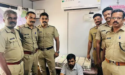 कोयंबटूर के वलियर में 2.54 करोड़ का हवाला का पैसा ज़ब्त : राजस्थान का युवक गिरफ्तार कोयंबटूर के वलियर में 2.54 करोड़ का हवाला का पैसा ज़ब्त : राजस्थान का युवक गिरफ्तार