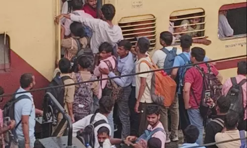 Bareilly: बस-ट्रेन में भारी भीड़, राहत की उम्मीद अधूरी