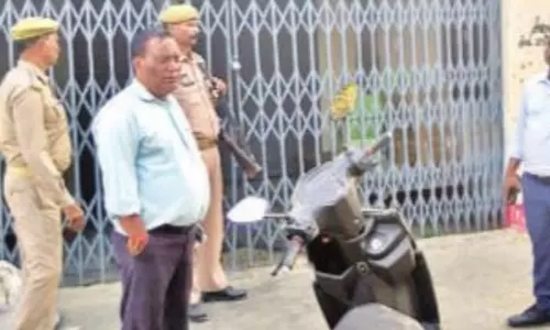 Bareilly: बहुउद्देशीय समिति पर ताला, गतिविधियाँ ठप Bareilly: बहुउद्देशीय समिति पर ताला, गतिविधियाँ ठप