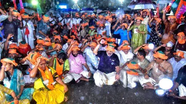 kerala : सबरीमाला सोना चोरी: भाजपा ने सचिवालय के सामने चौबीसों घंटे धरना शुरू