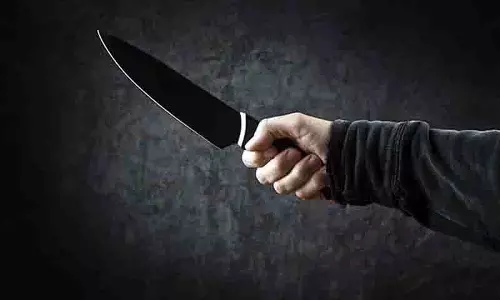 Pahadishareef में बिजली कटौती में देरी को लेकर इलेक्ट्रीशियन पर चाकू से हमला Pahadishareef में बिजली कटौती में देरी को लेकर इलेक्ट्रीशियन पर चाकू से हमला