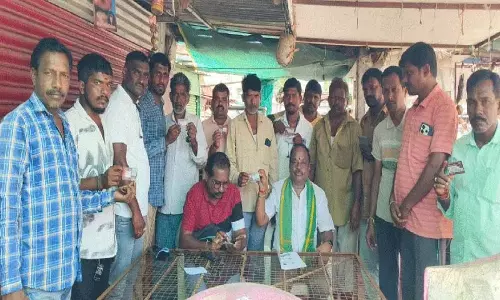 Dasharatha Goud ऑटो चालकों को दुर्घटना बीमा प्रदान करते हैं