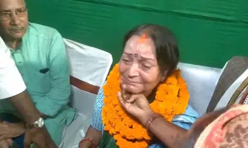 महिला प्रत्याशी प्रचार के दौरान खूब रोई, किसी ने ड्रामा बताया तो किसी ने वोट देने की कही बात महिला प्रत्याशी प्रचार के दौरान खूब रोई, किसी ने ड्रामा बताया तो किसी ने वोट देने की कही बात
