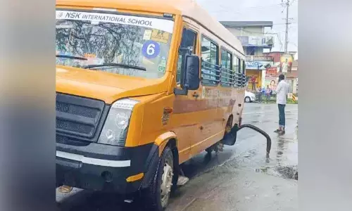 Kerala : चलती स्कूल बस का पिछला पहिया निकल गया