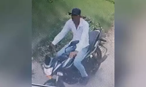 इंदौर में दो ऑस्ट्रेलियाई महिला क्रिकेटरों के साथ यौन उत्पीड़न; आरोपी गिरफ्तार इंदौर में दो ऑस्ट्रेलियाई महिला क्रिकेटरों के साथ यौन उत्पीड़न; आरोपी गिरफ्तार