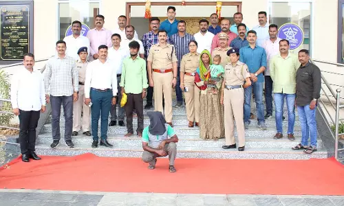Police ने अमीर परिवारों को बच्चे बेचने वाले चाइल्ड-किडनैपिंग रैकेट का भंडाफोड़ किया