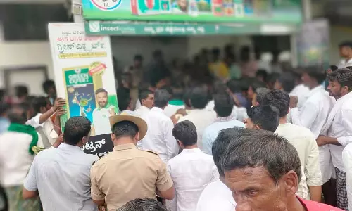 खराब क्वालिटी के चावल के बीज: मुआवज़े की मांग को लेकर दुकान पर हंगामा खराब क्वालिटी के चावल के बीज: मुआवज़े की मांग को लेकर दुकान पर हंगामा