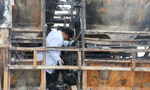 Andhra में स्मार्टफोन विस्फोट से बस में लगी आग, पुलिस ने चेताया
