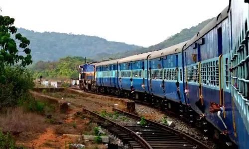 भीड़भाड़ वाली ट्रेन में यात्री 24 घंटे तक बिना पानी के फंसा रहा भीड़भाड़ वाली ट्रेन में यात्री 24 घंटे तक बिना पानी के फंसा रहा
