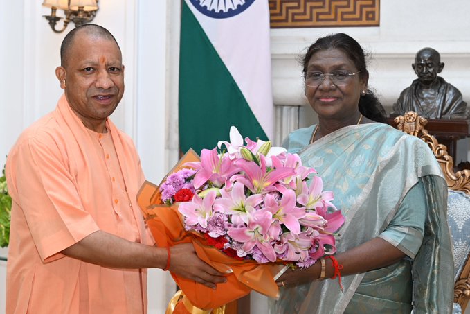 CM योगी आदित्यनाथ ने राष्ट्रपति भवन में राष्ट्रपति द्रौपदी मुर्मू से की मुलाकात