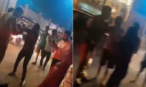 पुलिसकर्मी ने महिला का मोबाइल फोन ज़मीन पर फेंका और उसके गाल पर थप्पड़ मारा पुलिसकर्मी ने महिला का मोबाइल फोन ज़मीन पर फेंका और उसके गाल पर थप्पड़ मारा