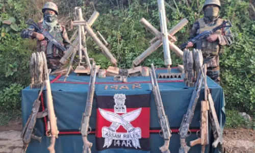Assam राइफल्स ने मिजोरम में भारी मात्रा में हथियार और गोला-बारूद बरामद किया