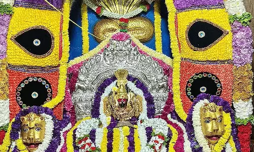 Karnataka ; राजराजेश्वरी हुट्टादम्मा देवी मंदिर के विमान गोपुरम पर चढ़ना