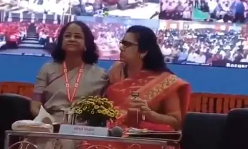 महिला अफसरों के बीच लड़ाई Video, मंच में मौजूद थे केंद्रीय मंत्री