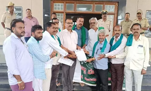 Karnataka : किसानों ने विरोध प्रदर्शन किया, फसल नुकसान मुआवजे की राशि बढ़ाने की मांग की Karnataka : किसानों ने विरोध प्रदर्शन किया, फसल नुकसान मुआवजे की राशि बढ़ाने की मांग की