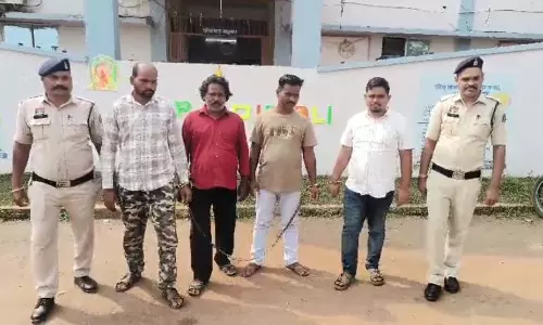 खरोरा में जुआरी बदमाश की गुंडई, गुर्गों के साथ हत्या करने घुसे युवक के घर में खरोरा में जुआरी बदमाश की गुंडई, गुर्गों के साथ हत्या करने घुसे युवक के घर में