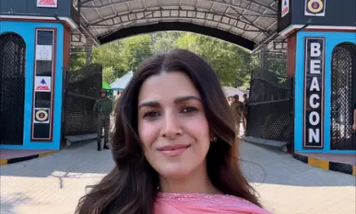 Nimrat Kaur ने कश्मीर में दिवंगत पिता के नए स्मारक का दौरा किया Nimrat Kaur ने कश्मीर में दिवंगत पिता के नए स्मारक का दौरा किया