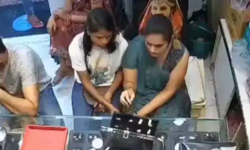 दिल्ली में ज्वेलरी की दुकान में चोरी करती महिलाएं CCTV में कैद दिल्ली में ज्वेलरी की दुकान में चोरी करती महिलाएं CCTV में कैद