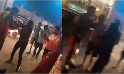 Pratapgarh में पार्किंग विवाद: पुलिसकर्मी ने महिला को थप्पड़, मोबाइल फेंका Pratapgarh में पार्किंग विवाद: पुलिसकर्मी ने महिला को थप्पड़, मोबाइल फेंका