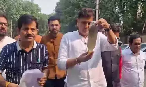 AAP नेता दिल्ली के मुख्यमंत्री के घर यमुना का पानी लेकर पहुंचे