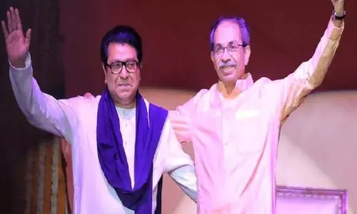 उद्धव सेना और MNS ने नगर पालिका में संयुक्त चुनाव लड़ने की घोषणा की उद्धव सेना और MNS ने नगर पालिका में संयुक्त चुनाव लड़ने की घोषणा की