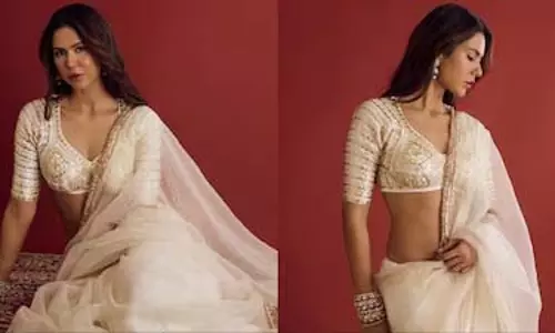Sonam Bajwa ने ऑफ-व्हाइट साड़ी में दिखाई क्लासिक और मॉडर्न स्टाइल की परफेक्ट कॉम्बिनेशन Sonam Bajwa ने ऑफ-व्हाइट साड़ी में दिखाई क्लासिक और मॉडर्न स्टाइल की परफेक्ट कॉम्बिनेशन